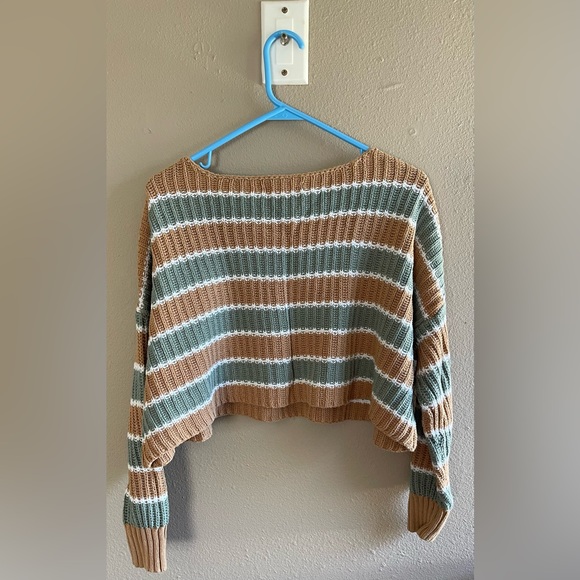 Size small heavyweight crop top American Eagle sweater worn once - Picture 3 of 3